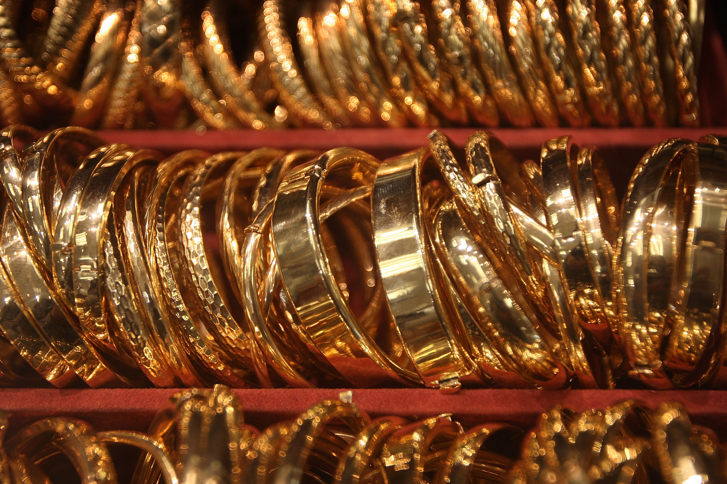 Окруженный золотым. Много золотых украшений. Золотые украшения. Золото драгоценности. Куча драгоценностей.