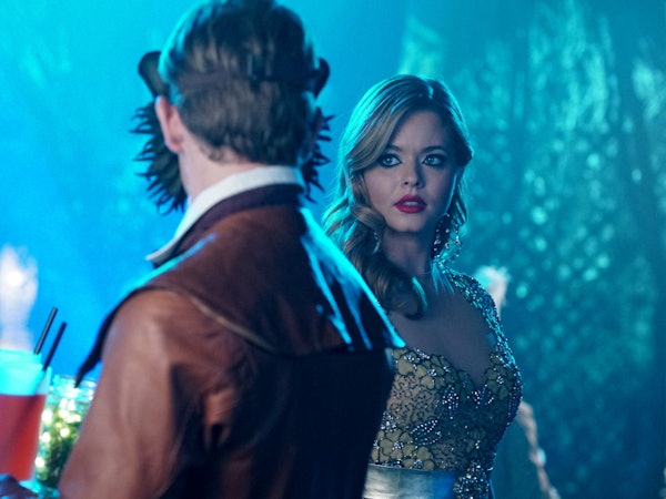 Whos dating who on pretty little liars