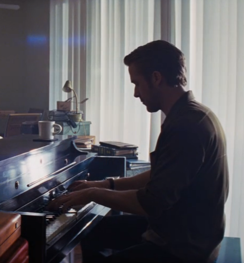 Ryan Gosling berperan sebagai seorang pianis jazz bernama Sebastian.