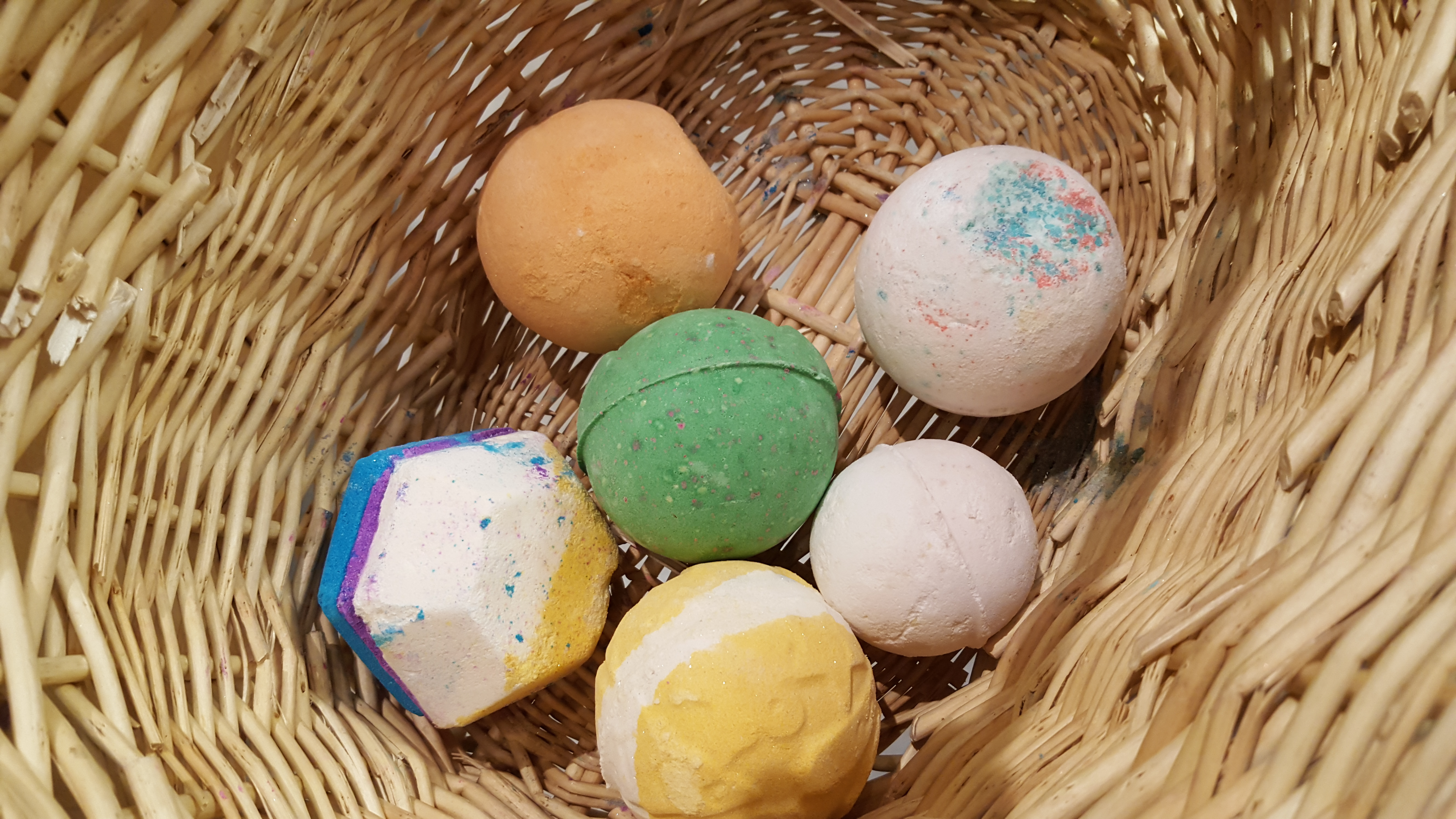 Types of deals lush bath bombs